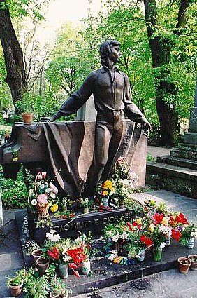 Памятник Володимирові Івасюку на Личаківському цвинтарі