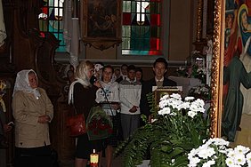Колишні вихованці вітають п. Олю з нагоди 20-ї річниці заснування дитячого хору. 5 вересня 2010 р.