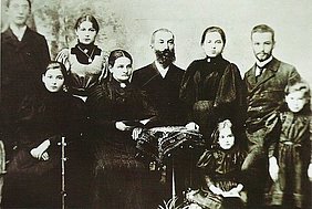 Родина Штайн, 1894 р. (Едіта в нижньому ряду друга справа)
