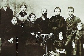 Родина Штайн, 1894 р. (Едіта в нижньому ряду друга справа) Родина Штайн, 1894 р. (Едіта в нижньому ряду друга справа)