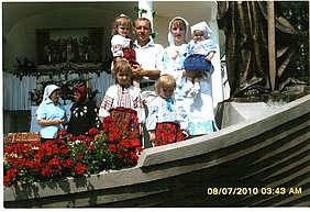 Щаслива традиційна сім'я в Христовому човні