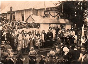 Владика Коциловський і священики перед церквою у с. Монастирець (сучасна територія Польщі) Пам'ятка Св. Місії 1934 р. Б. Владика Коциловський і священики перед церквою у с. Монастирець (сучасна територія Польщі) Пам'ятка Св. Місії 1934 р. Б.