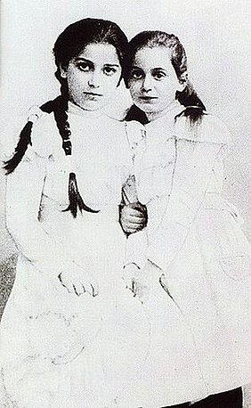 Едіта (праворуч) із сестрою Ерною.