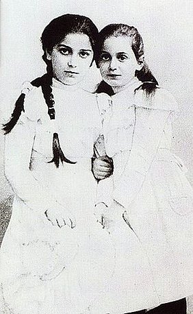 Едіта (праворуч) із сестрою Ерною. Едіта (праворуч) із сестрою Ерною.